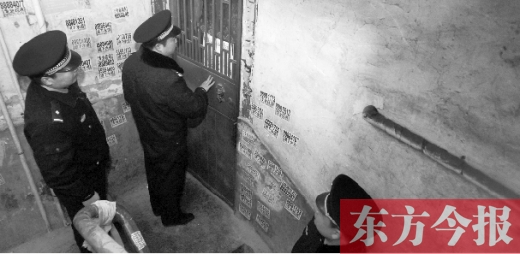 12月3日，鄭州市隴海路。執(zhí)法人員欲進入一戶未辦狗證的居民家中，強行將狗帶走