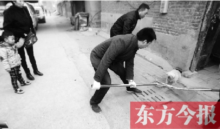 12月3日，鄭州市隴海路。執(zhí)法人員對一只“辦了證卻不系繩”的狗進行捕捉