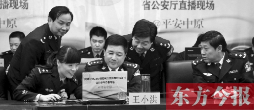 省公安廳廳長王小洪（中）和微博網(wǎng)友在進(jìn)行交談，發(fā)現(xiàn)問題現(xiàn)場馬上解決