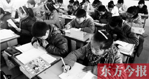 一所學(xué)校的學(xué)生們?cè)谏险n中。鄭州、新鄉(xiāng)成為國(guó)家中小學(xué)教育質(zhì)量綜合評(píng)價(jià)改革實(shí)驗(yàn)區(qū)