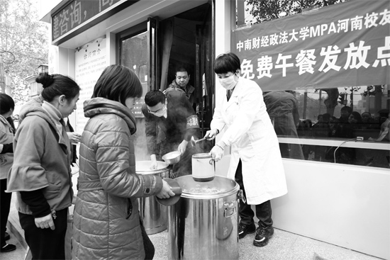 鄭州市經(jīng)一路和緯五路交叉口，免費午餐吸引了很多人排隊