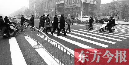 昨日，鄭州市建設(shè)路百花路口，馬路斑馬線被交通護(hù)欄隔斷