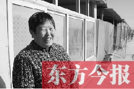 在京水村的臨時過渡區(qū)內(nèi)，一位大媽在儲存大白菜