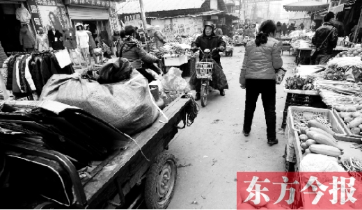 和所有的都市村莊一樣，老鴉陳也充滿著形形色色的人，窄窄的巷子因占道經(jīng)營(yíng)變得更加狹窄