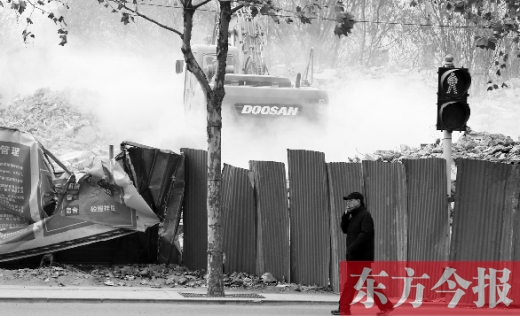 昨日，鄭州市未來(lái)路與緯四路交叉口一工地施工不除塵，加重了空氣污染