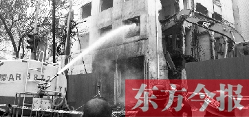 昨天早上8點(diǎn)半，鄭州市農(nóng)業(yè)路一拆遷工地，用兩臺(tái)噴水車噴水除塵，有效地阻止了施工揚(yáng)塵