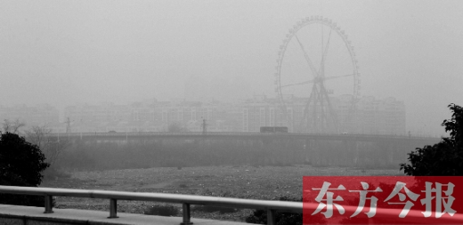 我看！我再看！我都看不見(jiàn)世紀(jì)歡樂(lè)園的巨大摩天輪了，送孩子上學(xué)的路，真快看不清了