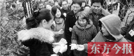 12月8日，鄭州市民排隊(duì)領(lǐng)取地鐵試乘劵。
