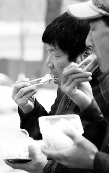 昨天，幾十名網友響應王孝力的號召，送餃子給鄭州市南陽路立交橋下的務工人員