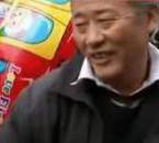 采訪我先買個氣球吧！大爺霸氣回答