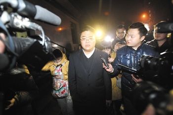 1月15日，重慶，庭審結(jié)束，張貴英的辯護律師接受媒體采訪。