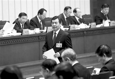 昨日，《消費(fèi)者權(quán)益保護(hù)法》修正案草案首次提交全國人大常委會(huì)審議，全國人大常委會(huì)法制工作委員會(huì)主任李適時(shí)作關(guān)于消費(fèi)者權(quán)益保護(hù)法修正案草案的說明。