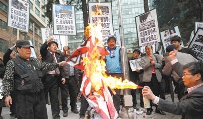  25日，首爾，韓國(guó)民眾舉行集會(huì)，抗議日本首相安倍晉三否認(rèn)侵略歷史、袒護(hù)內(nèi)閣大臣參拜靖國(guó)神社。