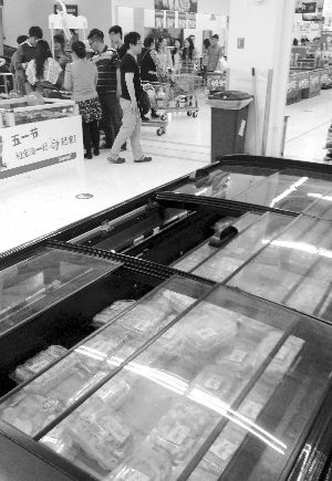 新街口某超市羊肉卷柜臺無人問津。