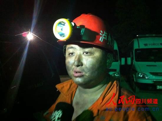 救援隊員出井時，滿臉煤灰，顯得十分疲憊。圖片為唐宗銀的隊友。（記者　李平　攝）