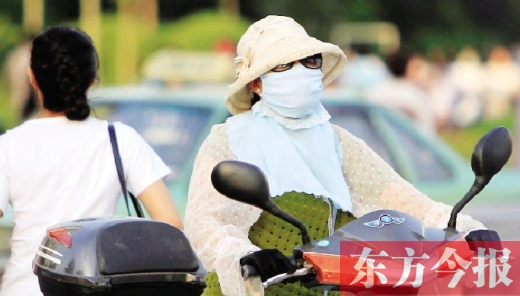 　昨日，鄭州街頭，一些女士全副“捂”裝，只為防暑防曬