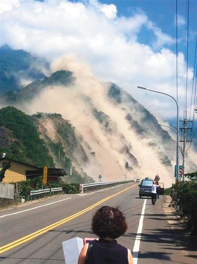 地震造成大面積山崩。網(wǎng)絡(luò)截圖