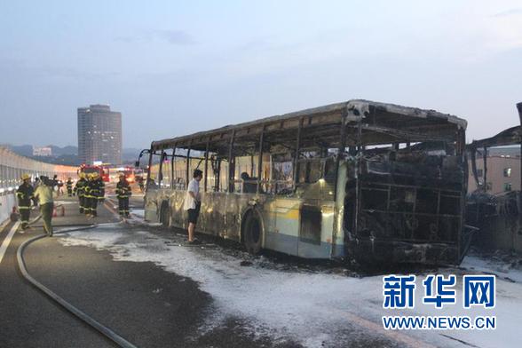 　　這是6月7日拍攝的廈門(mén)高架路上的快速公交起火事故現(xiàn)場(chǎng)。新華社發(fā)
