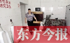 男廁中擺放的電視機、柜子、自行車等物品