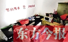 廁所進門中廳，擺放著灶臺、餐桌、床鋪等，乍一看像個客廳
