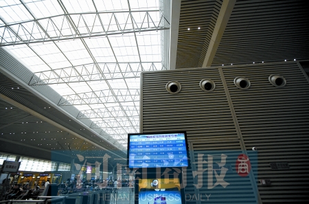 　鄭州東站三樓候車大廳，雖然空調處有涼風吹出，但陽光通過頂棚照進，導致整個大廳的空調制冷效果不明顯