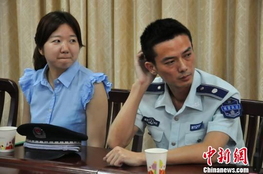 圖為參與“體驗(yàn)式執(zhí)法”的兩名城管隊(duì)員?！埱邸z