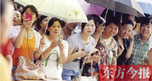 7月6日，鄭州市文化路省實驗中學(xué)小升初測評點，家長們聚集在一起，焦急地等待自己的孩子走出考場 劉棟杰