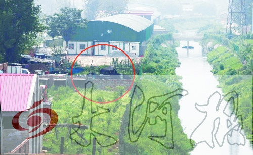 　彩虹橋西南側(cè)有一個大型地溝油加工窩點，廢水流入旁邊的排水渠。