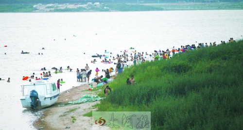 龍湖成為“第一浴場(chǎng)”，對(duì)市民是堵還是疏值得探討。