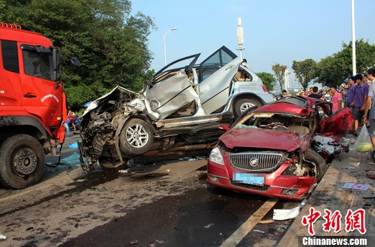 　　8月27日，四川宜賓城區(qū)濱江環(huán)線公路發(fā)生一起3車連環(huán)相撞的交通事故，已致4死2重傷。目前，2名重