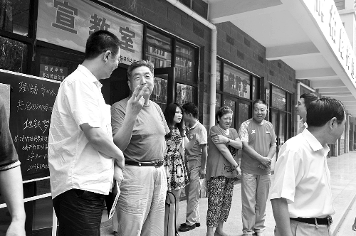 盧法舜（左二）伸出兩根手指，建議實行2元通票制。