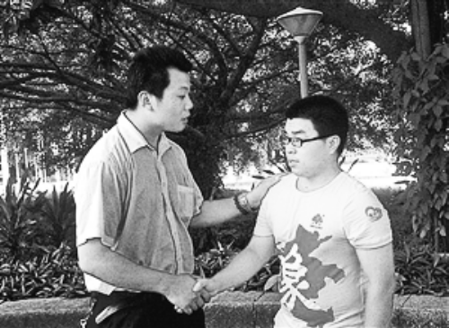 　王強（左）幫助的林富軍，今年考上了深圳大學。