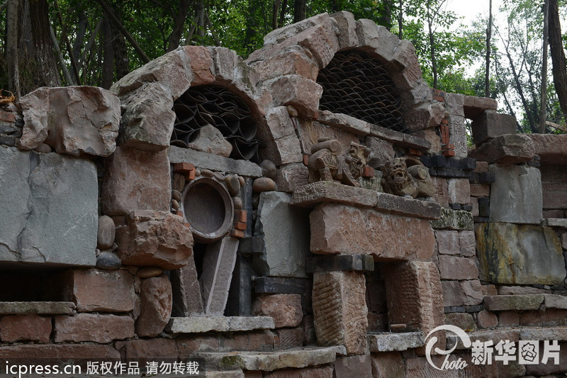 2013年9月23日，有網(wǎng)友近日報料重慶一所大學(xué)正在修建稀奇古怪的校大門