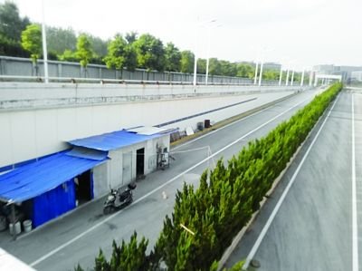 隧道內(nèi)堆放著大量生活用品。