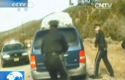 費(fèi)雷爾再次上車，警察拿警棍砸車窗。