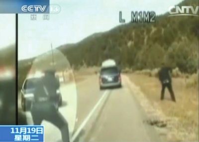 費(fèi)雷爾駕車逃走，警察連開數(shù)槍。央視截圖