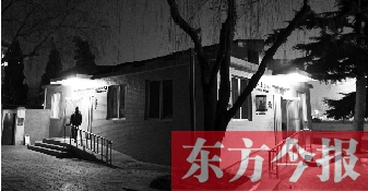 1月13日晚9點(diǎn)20分，鄭州市嵩山路與伊河路交叉口西北角的生態(tài)廁所依然開著燈