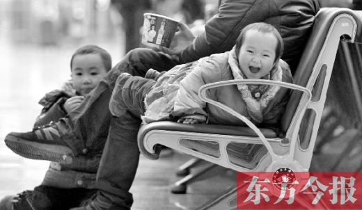鄭州東站候車長椅上，哈哈，馬上回家過年有禮物收了