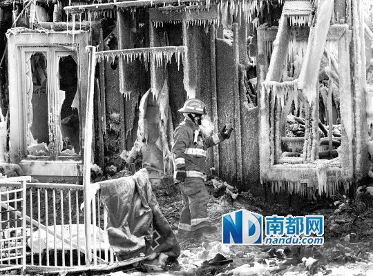 消防員用蒸汽機(jī)融化救火后殘留的冰層，尋找遇難者遺