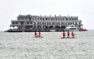 位于三亞市大東海附近海域的海上會(huì)所3月22日攝。新華社發(fā)