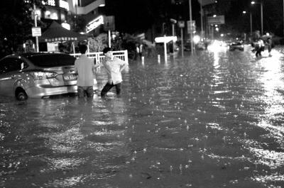 3月30日晚，深圳市區(qū)不少地段因暴雨積水，導(dǎo)致一些車輛在水中熄火。