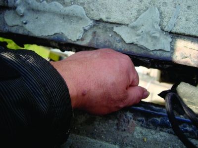 圖為大橋17號墩處橋面裂縫。梅建明 攝