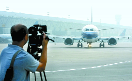 　8月28日，一架嶄新的波音737-800型飛機平穩(wěn)降落在鄭州新鄭國際機場。