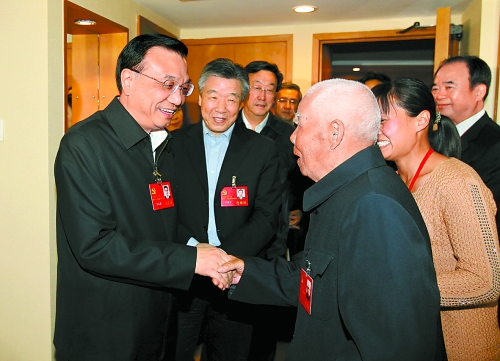 11月5日下午，中共中央政治局常委、國(guó)務(wù)院副總理李克強(qiáng)親切看望了參加中國(guó)共產(chǎn)黨第十八次全國(guó)代表大會(huì)的