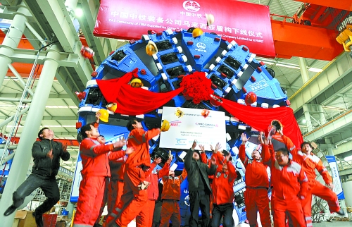 1月3日,由中鐵裝備公司設(shè)計(jì)制造的2臺(tái)中國(guó)中鐵盾構(gòu)在鄭州正式下線 1月3日,由中鐵裝備公司設(shè)計(jì)制造的2臺(tái)中國(guó)中鐵盾構(gòu)在鄭州正式下線