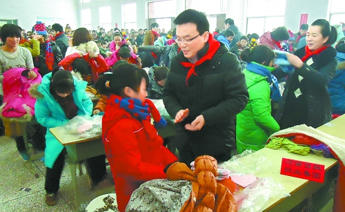 1月20日，省直團(tuán)工委組織19個(gè)省直廳局的38名青年干部，來到三門峽市澠池縣果園鄉(xiāng)，開展“大手拉小手