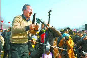 2月22日，寶豐馬街書會(huì)上，說(shuō)書藝人正在表演。記者 史長(zhǎng)來(lái) 攝