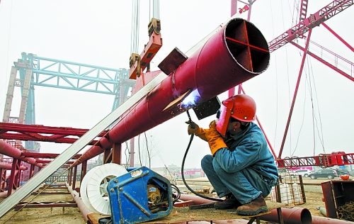 2月25日，在跨越南水北調(diào)總干渠的鄭州新鄭南段十里鋪公路橋施工現(xiàn)場(chǎng)，建設(shè)者在緊張地施工。