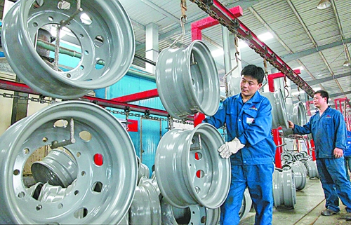 4月25日，許昌恒豐實業(yè)有限公司的員工正在生產(chǎn)重卡車輪。喬利峰 攝