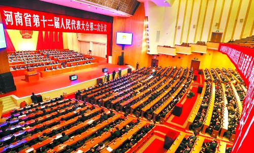 　4月1日下午，河南省第十二屆人民代表大會(huì)第二次會(huì)議在省人民會(huì)堂開(kāi)幕。 記者 郭 宇 董 亮 攝